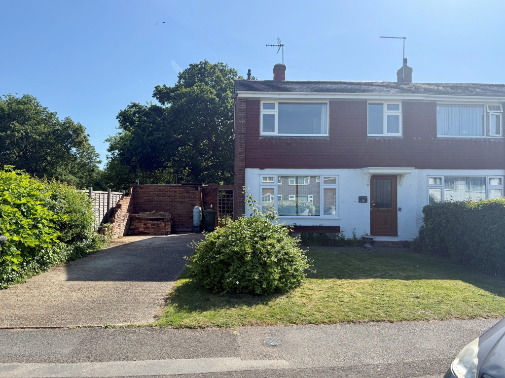 Lot: 96 - SEMI-DETACHED HOUSE FOR REPAIR WITH PLANNING FOR EXTENSION - Semi-detached house with driveway